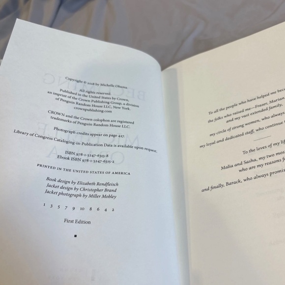 Becoming. Hard cover book by Michelle Obama - Picture 9 of 9